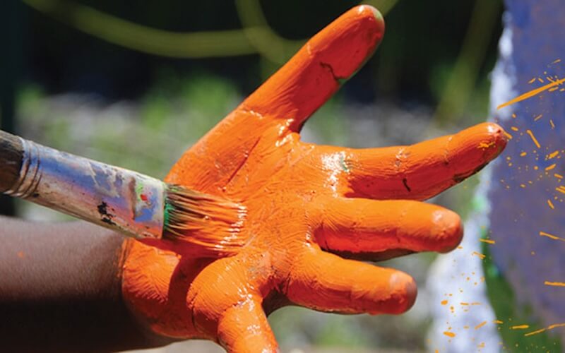 Hand die geverft wordt